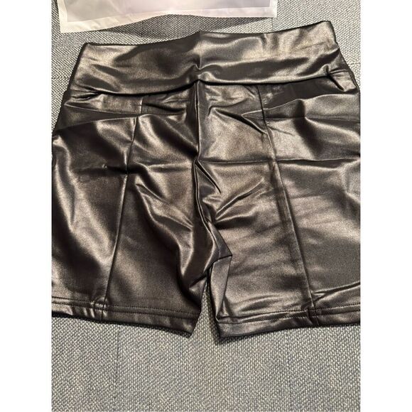 ZASUWA FEMALE GLOSSY PU FAUX LEATHER PEACH BUTT SPANDEX GYM BOOTY SHORTS - Picture 2 of 5